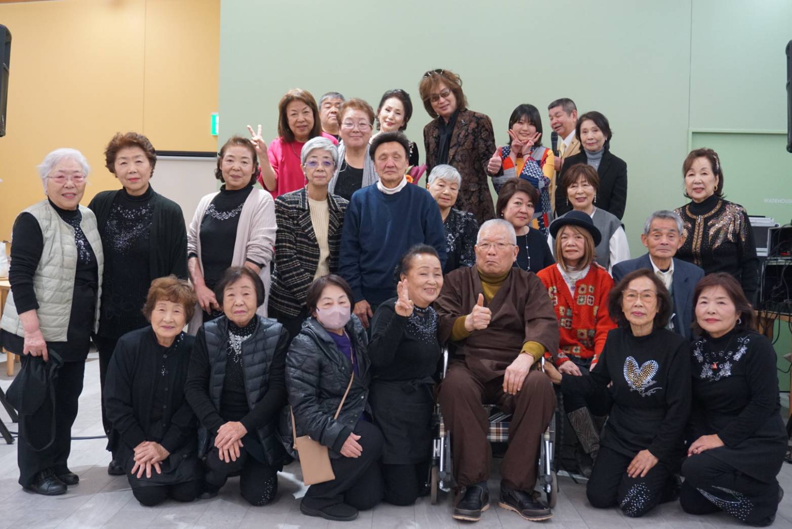 カラオケ大会での参加者の集合写真