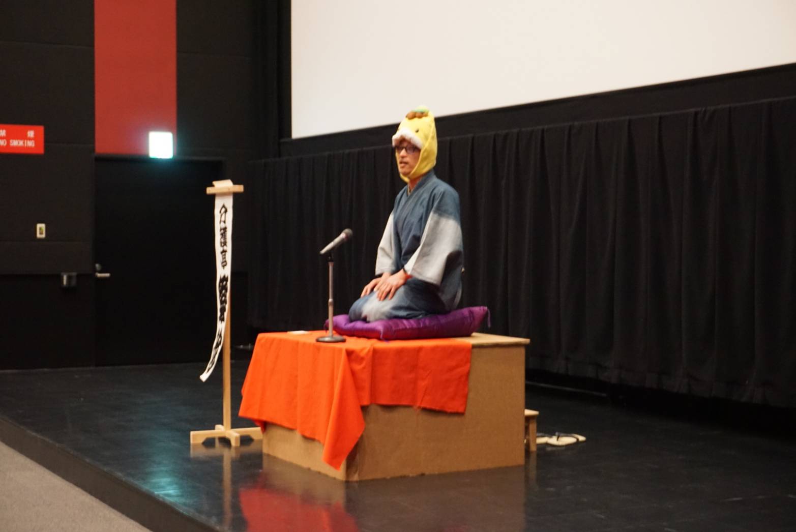 「ガッツの会」の集いで創作落語が披露されている様子